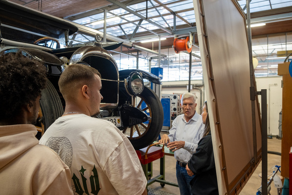 Kurt Laederach erklärt die Lichtanlage seines Willys-Knight – 8. Autos von Dazumal 2023