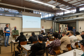 Kurt Laederach (mitte) begrüsst die freiwilligen Teilnehmer und Teilnehmerinnen – 8. Autos von Dazumal 2023 Kurt Laederach (mitte) begrüsst die freiwilligen Teilnehmer und Teilnehmerinnen – 8. Autos von Dazumal 2023