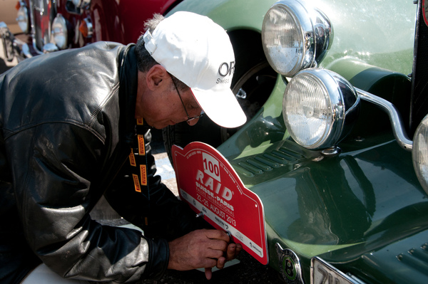 Kurz nach der Ankunft werden die Nummernschilder festgeschraubt – RAID Suisse-Paris 2013