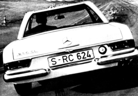Kurz und gut sieht der 230 SL von hinten aus. Im klassischen Mercedes-Konzert wirkt die supermoderne Form wie ein Fanfarenstoss. Endlich ein handlicher Sportwagen, der alle Chancen hat, bei sportlichen Wettbewerben ein starkes Wort mitzureden.
