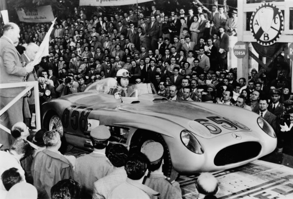 Kurz vor dem Start zur Mille Miglia 1955 in Brescia - Renfahrer-Legende Juan Manuel Fangio im Mercedes-Benz 300 SLR.