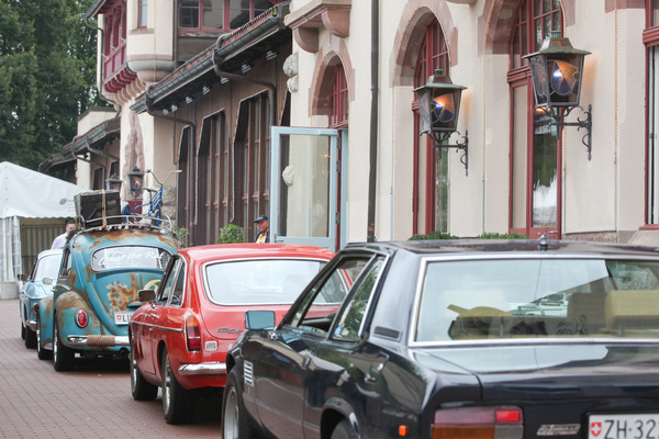 Bild Kurze Schlangen beim Eingang gab's schon, aber wer würde schon nicht auf sein persönliches Foto warten - Albisgütli Classics - Cars & Bikes August 2021