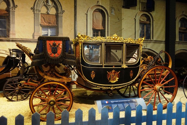 Bild Kutschen gibt es auch, und richtig kunstvolle dazu - Museum Autoworld Brüssel