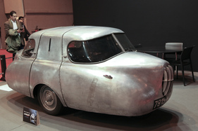 L'Alamagny  (1947) - nach den Vorstellungen von Gabriel Voisin auf einem Chassis von Amédée Gordini aufgebaut, 90 km/h schnell, mit vier Personen Rücken an Rücken - Rétromobile Paris 2016