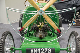 L`Heliox Coutant (1910) - der kleine Zweizylinder musste einen mächtigen Propeller antreiben - Rétromobile Paris 2022