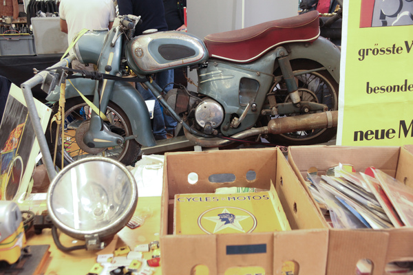LIteratur und Ersatzteile, sogar ein ganzes Motorrad - Oldtimermesse St. Gallen 2015