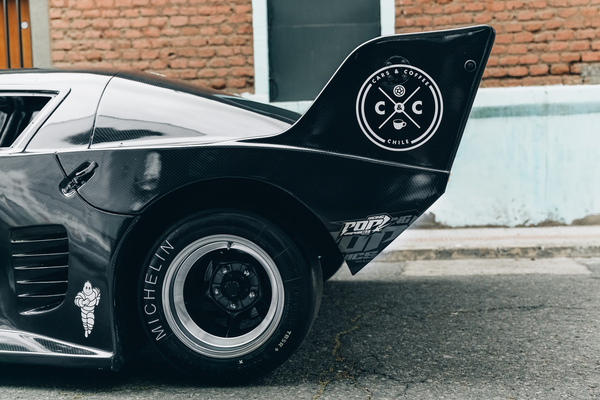 Image: "La Liebre" - logo of "Cars & Coffee Chile" on the rear spoiler