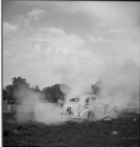 La Salle  - LaSalle und Chevrolets kämpfen sich durch den Rauch bei diesem Stockcar-Rennen aus den Fünfzigerjahren