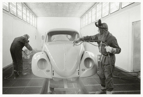 Lackieren im VW-Werk im Emden - gezeigt in der Fotoausstellung “Das Auto - Eine Liebesgeschichte” in der Fabrik der Künste