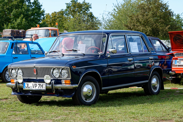 Lada 2103 (1985) , in dezentem Dunkelblau so unauffällig, dass er schon wieder auffiel. So lief er nämlich meist bei Poliziei, Kripo oder beim Ministerium für Staatssicherheit – OMMMA 2023