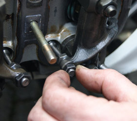 Lässt sich die Ventilspiel-Einstellschraube nicht von Hand verdrehen, ist ihr Gewinde beschädigt. Ein Tausch ist dringend notwendig, da die Gefahr des Abreißens besteht. (Motor-Check und Beurteilung)