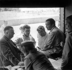 Lagebesprechung mit Alfred Neubauer, Rudolf Uhlenhaut Manfred von Brauchitsch und Rudolf Caracciola - Grosser Preis von Tripolis (1938)