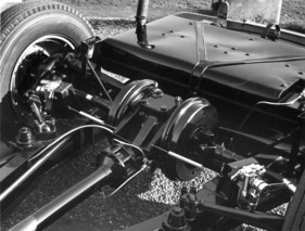 Lagonda 2 1/2 Litre (1949) - die Hinterachsaufhängung mit den innenliegenden Trommelbremsen