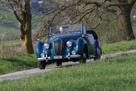 Lagonda 2 1/2 Litre Tickford Drophead Coupé (1949) - über Landstrassen zu cruisen liegt ihm Lagonda 2 1/2 Litre Tickford Drophead Coupé (1949) - über Landstrassen zu cruisen liegt ihm