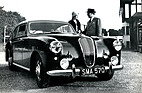Lagonda 3 Litre (1955) - so holt man die Liebste ab - Prospektabbildung (1955)