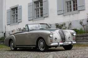 Lagonda 3 Litre Drophead Coupé (1953) - war 5 Zentimeter weniger hoch als der Vorgänger, was ihm zusammen mit der gewachsenen Grunddimensionen mehr Eleganz verlieh
