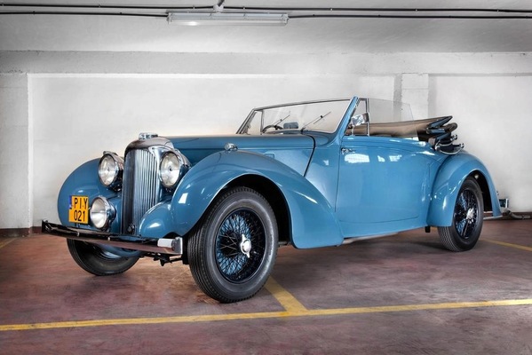 Bild: Lagonda V12 Drophead Coupé (1939) - angeboten als Lot 370 an der Versteigerung "Les Grandes Marques du Monde au Grand Palais" von Bonhams am 6. Februar 2014