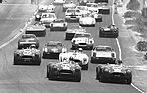 Laguna Seca USRRC (1965) mit Ken Miles (#98), Ed Leslie (#96) und Bob Johnson (#97) in ihren Shelby Cobra am Start