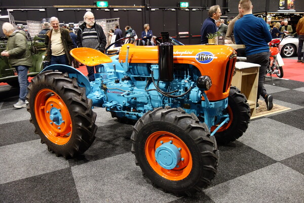 Bild: Lamborghini 1RDT (1959) – Traktor in typischer Farbgebung – Classic Car Show Maastricht 2024