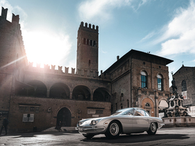 Lamborghini 350 GT (1964) - The curved A-pillar also contributes to the elegance of the 350 GT.