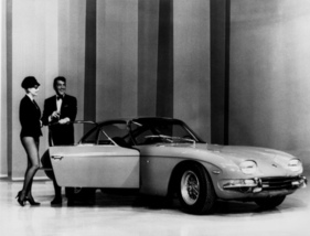 Lamborghini 350 GT (1964) – Dean Martin führt das Coupé vor