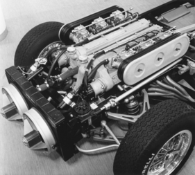 Lamborghini 350 GT (1964) - Frontmotor offen dargelegt, am Genfer Salon 1964