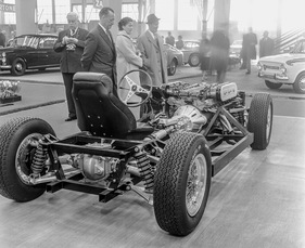 Lamborghini 350 GT (1965) - Attraktion - ein massiver Kastentrahmen gibt Stabilität - Genfer Automobilsalon 1965