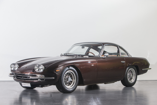 Lamborghini 400 GT 2+2 (1966) - Die Fachzeitschrift "Road and Track" fanden den 400 GT weniger elegant als den Ferrari 330, waren aber dennoch begeistert