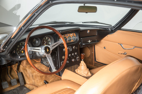 Lamborghini 400 GT 2+2 (1966) - Die umfangreiche Uhrensammlung informiert über die Befindlichkeit des Gran Tourismo