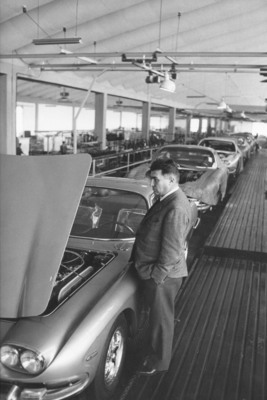 Lamborghini 400 GT 2+2 (1967) - Ferruccio Lamborghini schaut in der Fabrik zum Rechten (1967)