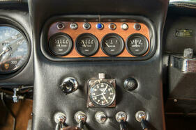 Lamborghini 400 GT 2+2 (1967) – Gut bestückte Mittelkonsole