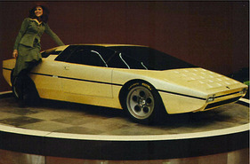Lamborghini Bravo (1974) - der Bertone-Prototyp am Autosalon noch in gelb-goldener Lackierung - Abbildung aus dem AR-Katalog von 1975