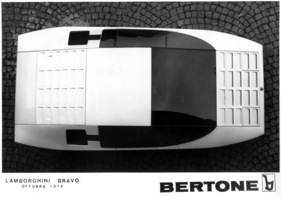 Lamborghini Bravo (1974) - erst von oben fällt die Breite der Karosserie auf - Pressebild Bertone