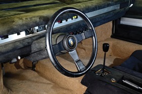 Lamborghini Bravo (1974) - innovatives Interieur mit flach angeordneten Anzeigen - wirkt sehr aufgeräumt Lamborghini Bravo (1974) - innovatives Interieur mit flach angeordneten Anzeigen - wirkt sehr aufgeräumt
