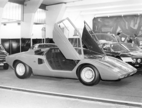 Lamborghini Countach (1973) - LP 500 mit längsliegendem Fünfliter-V12-Motor und 440 PS Leistung - ausgestellt am Genfer Salon im Jahre 1973