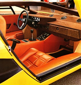 Lamborghini Countach (1978) - Interieur und Cockpit eines frühen Countach - Prospektaufnahme