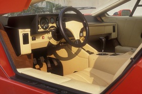 Lamborghini Countach (1988) - Interieur und Armaturenbrett
