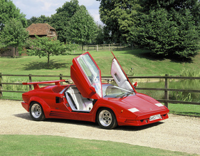 Lamborghini Countach (1988) - Über die Jahre häuften sich die Anbauteile