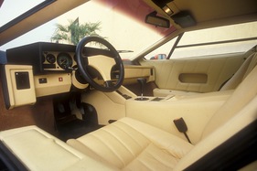 Lamborghini Countach (1988) - im Innern dominiert helles Leder