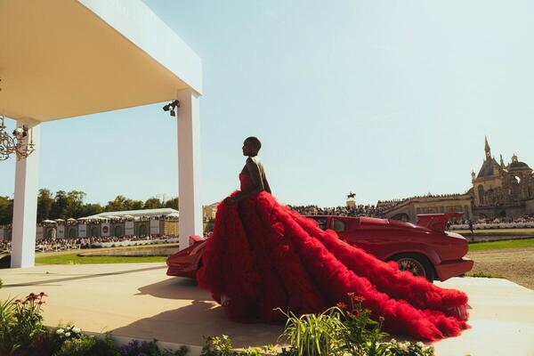 Lamborghini Countach 25th Anniversario Walter Wolf (1990) - in Begleitung neuster Mode - Concours Chantilly Arts & Elegance 2024