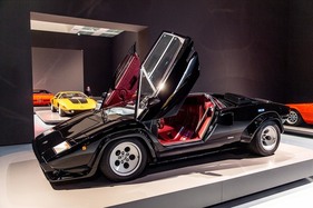 Bild Lamborghini Countach 5000 QV (1986) - in der Ausstellung "PS:. Ich liebe Dich. Sportwagen-Design der 1950er - 1970er Jahre"