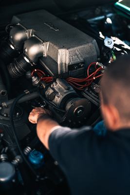 Lamborghini Countach 5000 Quattrovalvole (1985) - Einstellarbeiten am Motor