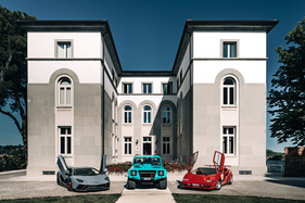 Lamborghini Countach 5000 Quattrovalvole (1985) - zusammen mit dem Aventador der Neuzeit und dem LM002 (Mitte)