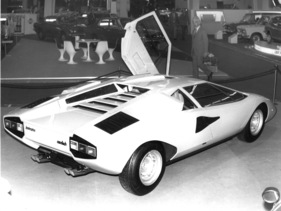 Lamborghini Countach LP 400 - definitive Serienversion, nachdem der Prototyp bereits 1971 in Genf gezeigt wurde - am Genfer Automobilsalon 1974
