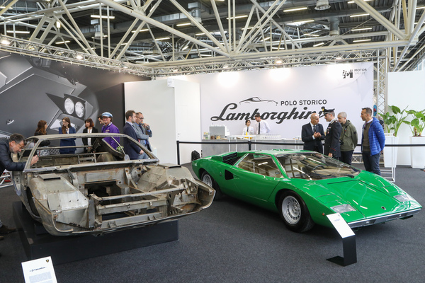Bild Lamborghini Countach LP400 (1975) - neben einem zu restaurierenden Espada beim Polo Storico - Auto e Moto d'Epoca Bologna 2023