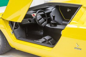 Lamborghini Countach LP500 (1971) - Blick ins nachgebaute Interieur - Rétromobile Paris 2022