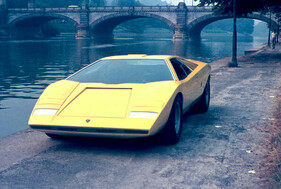 Lamborghini Countach LP500 (1971) - neben einem Fluss Lamborghini Countach LP500 (1971) - neben einem Fluss