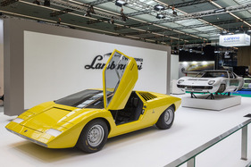 Lamborghini Countach LP500 (1971) - wiederentstanden, weil der originale Prototyp bei einem Crashtest zerstört wurde - Rétromobile Paris 2022
