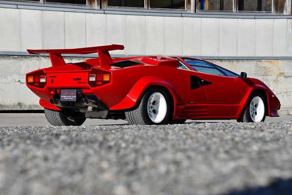 Lamborghini Countach LP5000 Quattrovalvole (1987) - als Lot 138 an der Versteigerung der Oldtimer Galerie in Gstaad am 29. Dezember 2022