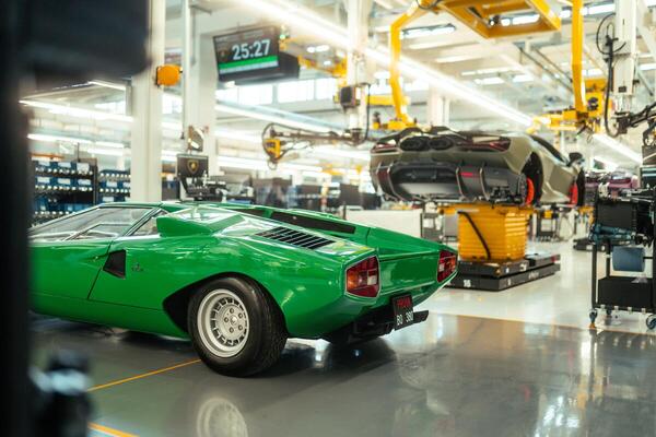Lamborghini Countach der 70er-Jahre in der aktuellen Produktionsanlage